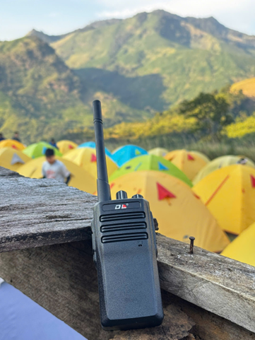 Máy bộ đàm DL – Bạn đồng hành lý tưởng cho những chuyến phượt của bạn