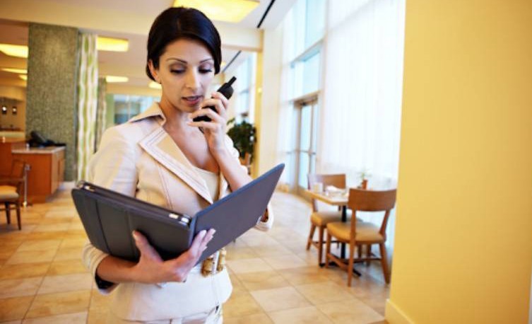 sử dụng máy bộ đàm trong nhà hàng và đặc điểm nổi bật của dòng bộ đàm nhà hàng phân khúc giá rẻ