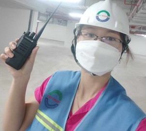 Máy bộ đàm là thiết bị liên lạc cần thiết cho công trường xây dựng
