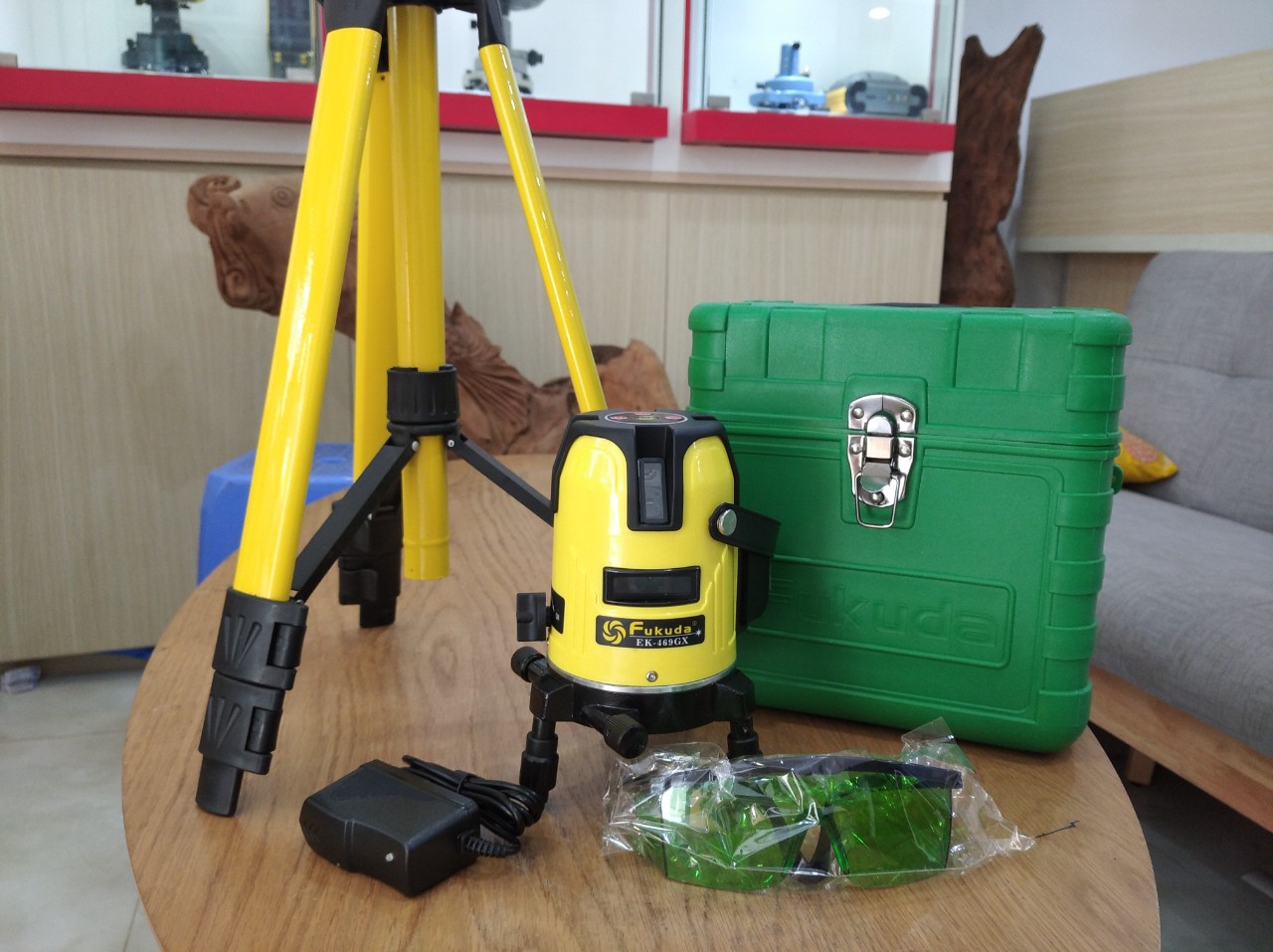 So sánh máy cân bằng laser tia xanh và tia đỏ